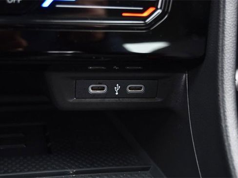 Certified 2025 Volkswagen Jetta SE w/ Sunroof Package image 16