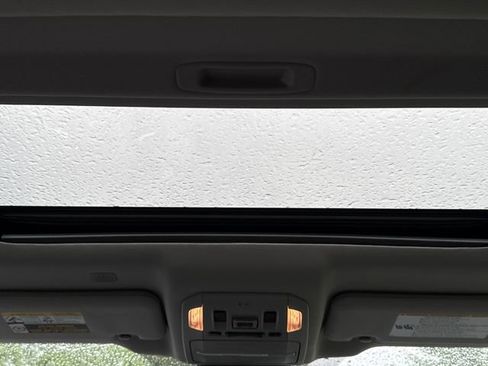 Used 2022 Toyota Highlander XLE AWD/4WD image 22