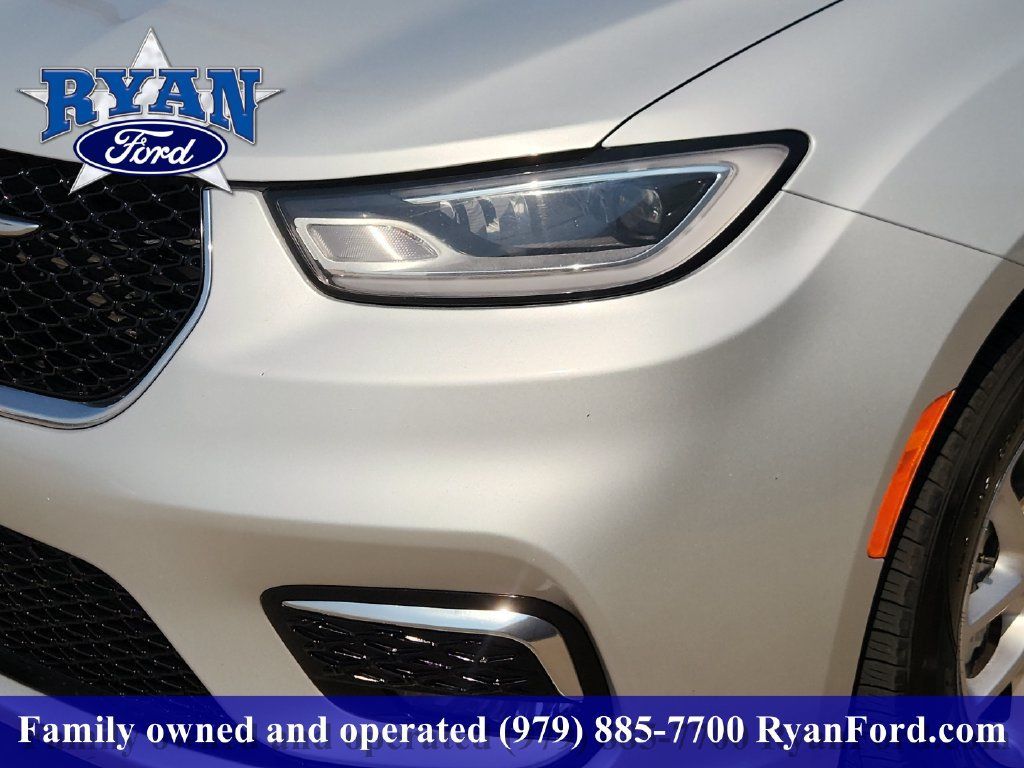 Used 2024 Chrysler Pacifica Touring-L FWD image 6