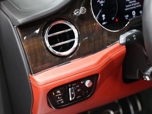Used 2022 Bentley Bentayga AWD/4WD image 23