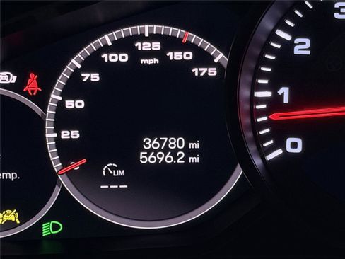 Certified 2022 Porsche Cayenne Platinum Edition image 22