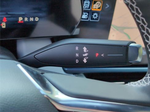 New 2025 Chevrolet Equinox EV LT image 17