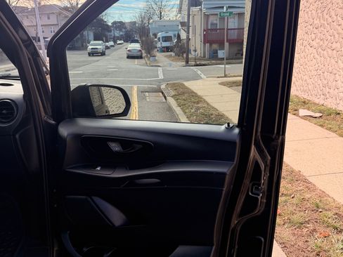 Used 2017 Mercedes-Benz Metris Passenger image 32