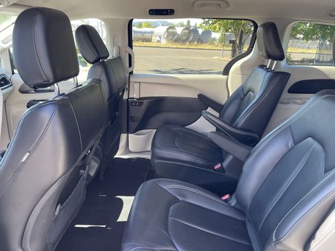 Used 2024 Chrysler Pacifica Limited FWD image 14