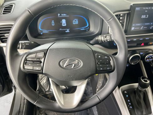 Used 2023 Hyundai Venue SEL image 11