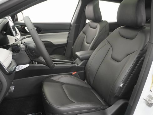 Certified 2024 Jeep Compass Limited w/ Sun and Sound Group image 18