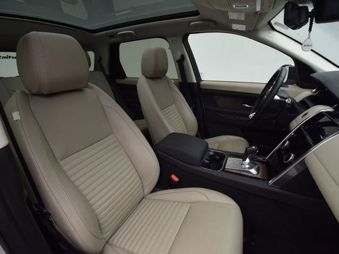 Used 2020 Land Rover Discovery Sport SE image 18