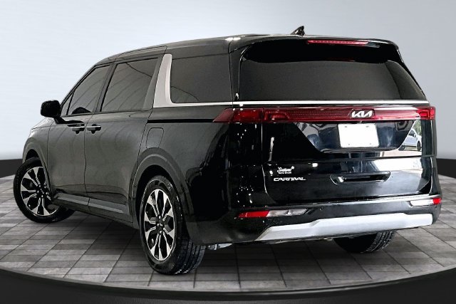 Used 2023 Kia Carnival EX FWD image 4
