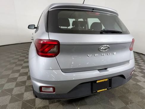 Used 2025 Hyundai Venue SE FWD image 6