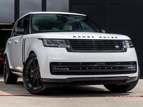 Used 2025 Land Rover Range Rover SE AWD/4WD image 2