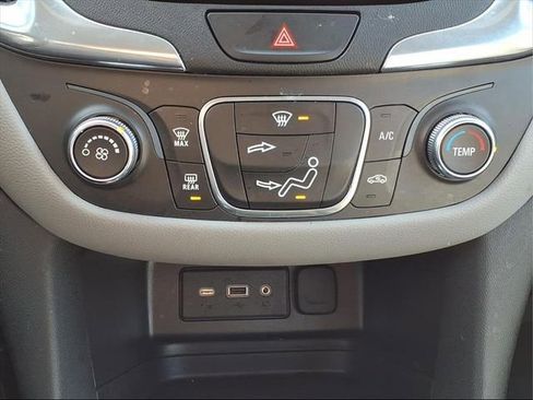 Used 2021 Chevrolet Equinox LS image 18