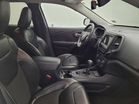 Used 2019 Jeep Cherokee Latitude Plus w/ Comfort/Convenience Group FWD image 21