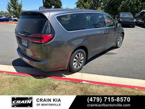 Used 2022 Chrysler Pacifica Touring-L FWD image 5