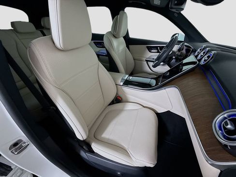 Used 2025 Mercedes-Benz GLC 300 4MATIC image 29