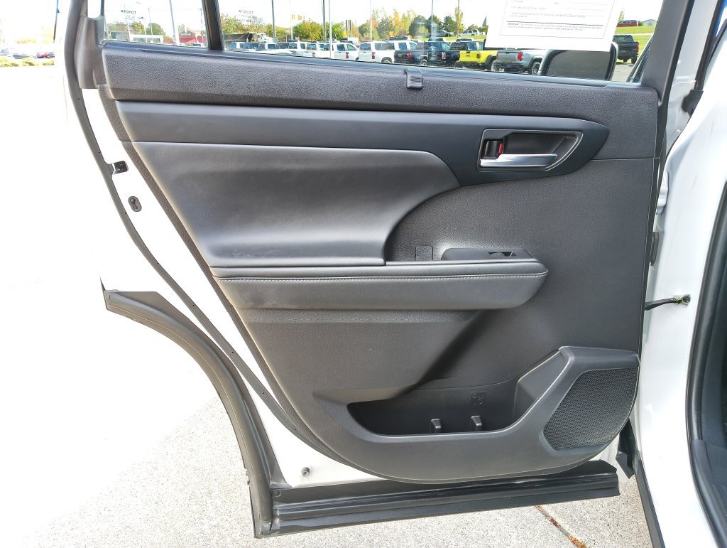 Used 2022 Toyota Highlander XLE AWD/4WD image 12