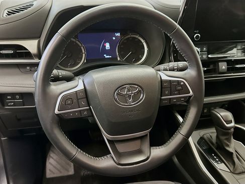 Used 2024 Toyota Highlander LE image 18