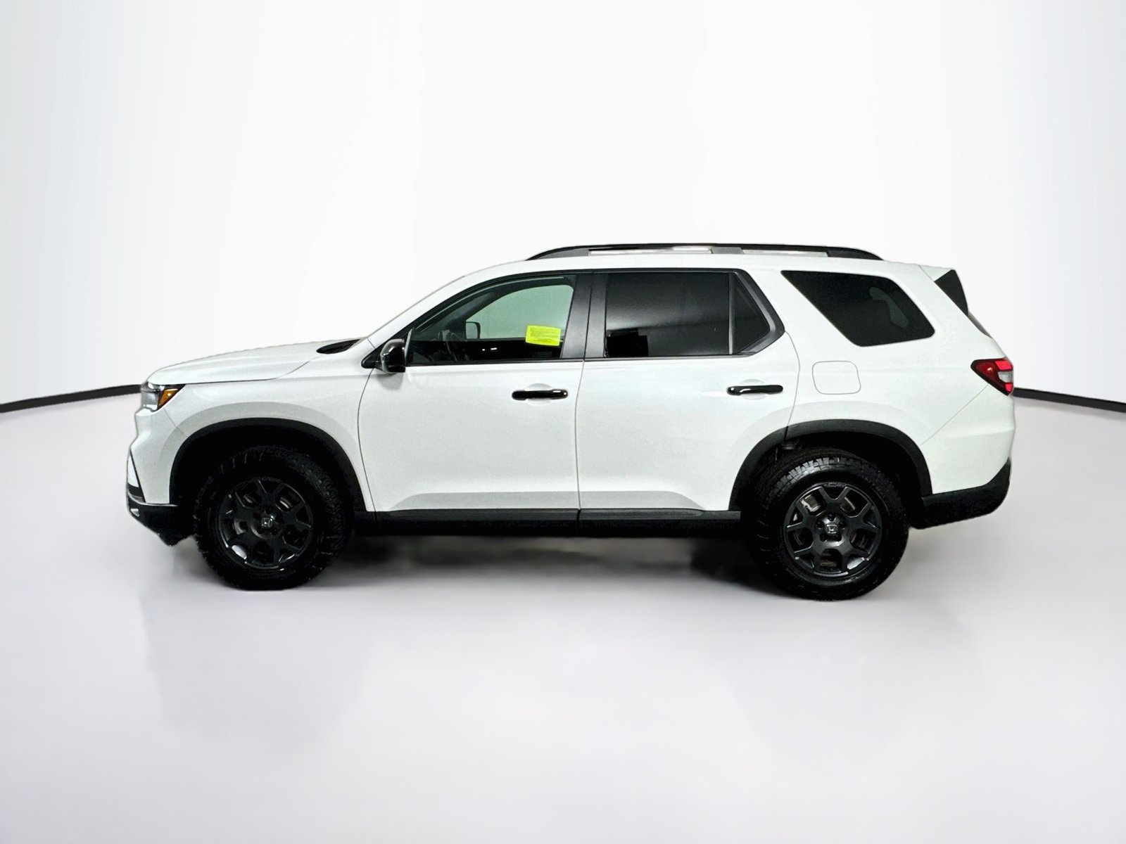 Used 2025 Honda Pilot TrailSport image 4