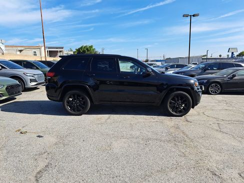 Used 2020 Jeep Grand Cherokee Altitude AWD/4WD image 4