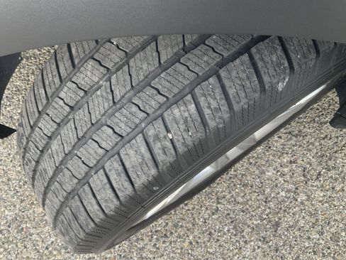 Used 2018 Ford Explorer XLT w/ Equipment Group 202A AWD/4WD image 15