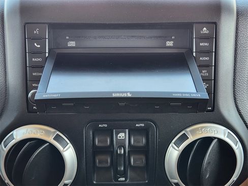 Used 2017 Jeep Wrangler Unlimited Sahara w/ Connectivity Group image 19