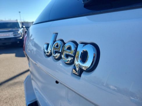 Used 2017 Jeep Grand Cherokee Limited image 8