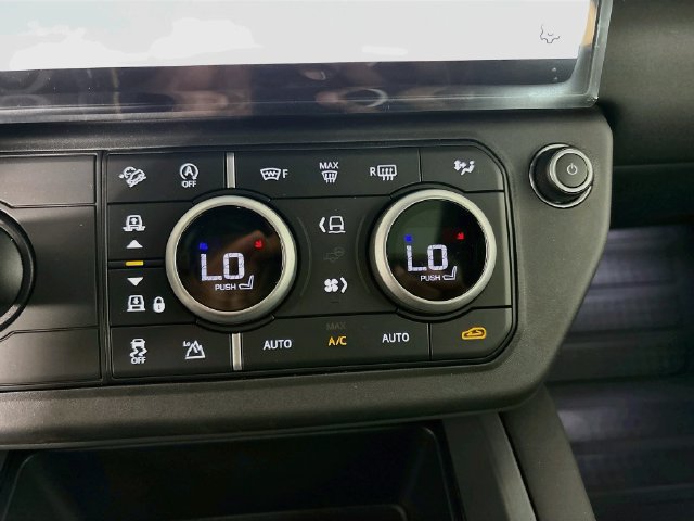 New 2026 Land Rover Defender 110 X-Dynamic SE AWD/4WD image 17