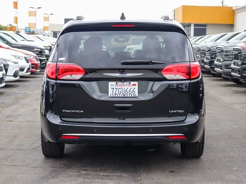 Used 2017 Chrysler Pacifica Limited FWD image 5