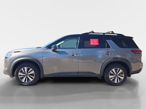 Used 2022 Nissan Pathfinder SL image 2