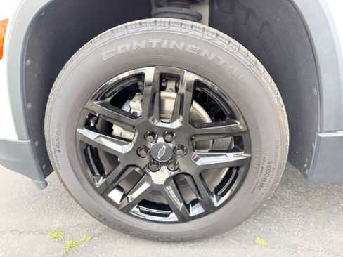 Used 2023 Chevrolet Traverse LT image 32