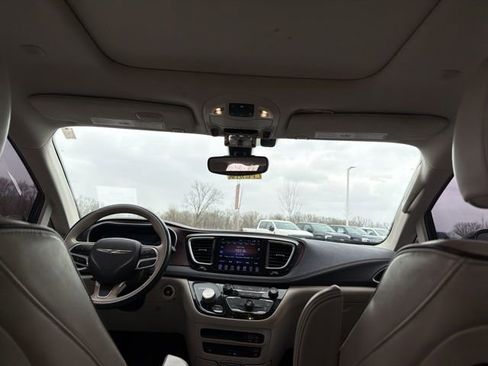 Used 2017 Chrysler Pacifica Limited image 21