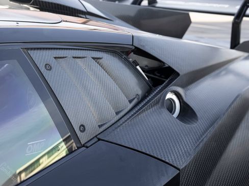 Used 2022 Lamborghini Huracan EVO RWD image 16
