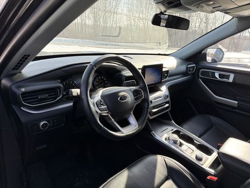 Used 2022 Ford Explorer XLT w/ Equipment Group 202A image 8