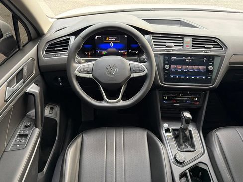 Used 2022 Volkswagen Tiguan SE w/ Panoramic Sunroof Package AWD/4WD image 25