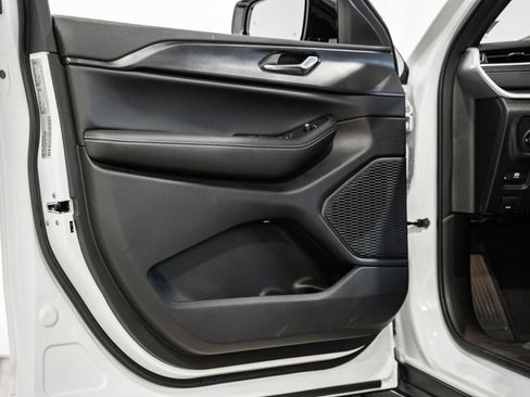 New 2025 Jeep Grand Cherokee Altitude image 35