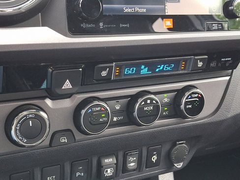 Used 2018 Toyota Tacoma TRD Sport AWD/4WD image 17