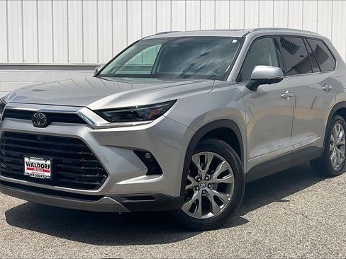 Used 2024 Toyota Grand Highlander AWD image 2
