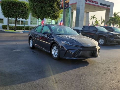Used 2025 Toyota Camry LE w/ Convenience Package FWD image 2