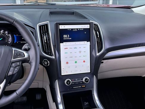 Used 2024 Ford Edge Titanium image 7