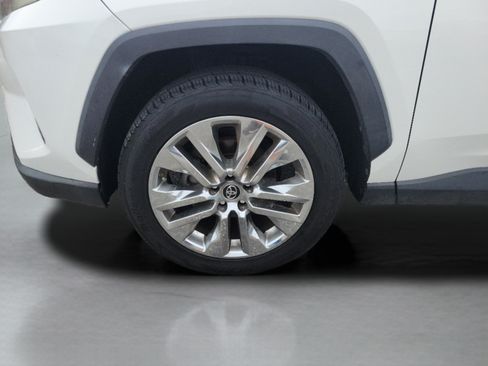 Used 2019 Toyota RAV4 XLE Premium FWD image 31