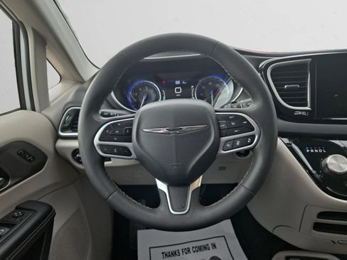 Used 2024 Chrysler Pacifica Touring-L FWD image 12