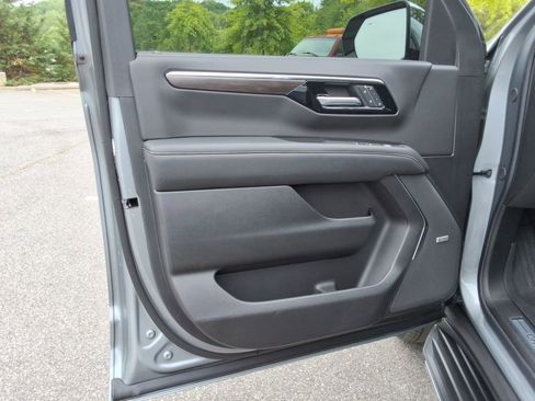 Used 2026 Chevrolet Tahoe Premier AWD/4WD image 23