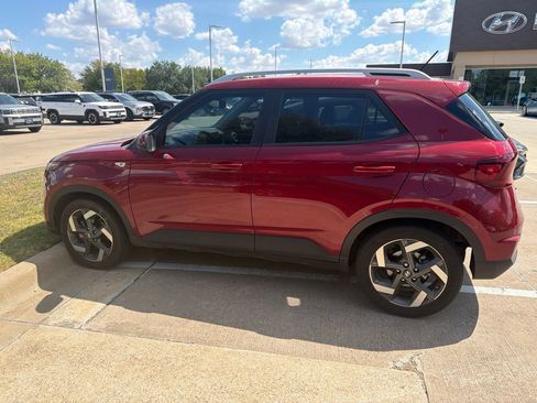 Used 2024 Hyundai Venue Limited FWD image 3