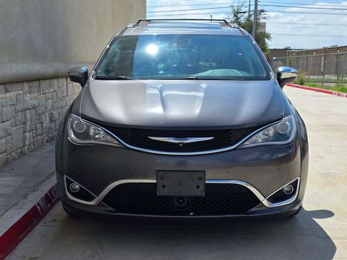 Used 2018 Chrysler Pacifica Limited w/ Tire & Wheel Group FWD image 8
