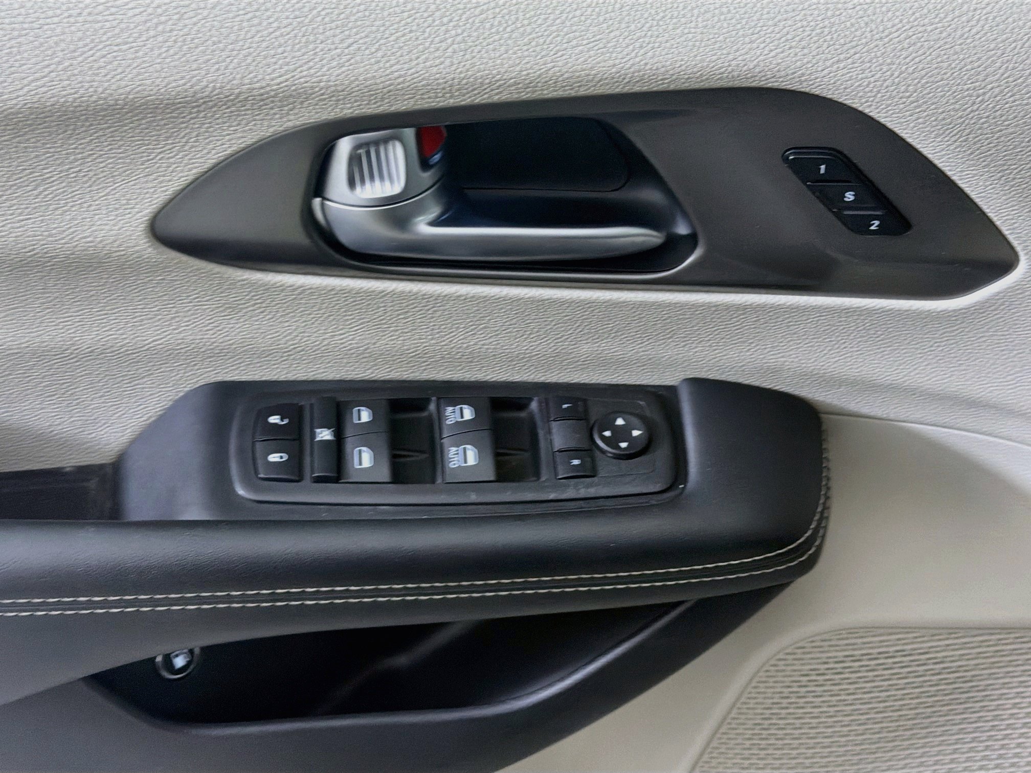 Used 2023 Chrysler Pacifica Touring-L FWD image 15