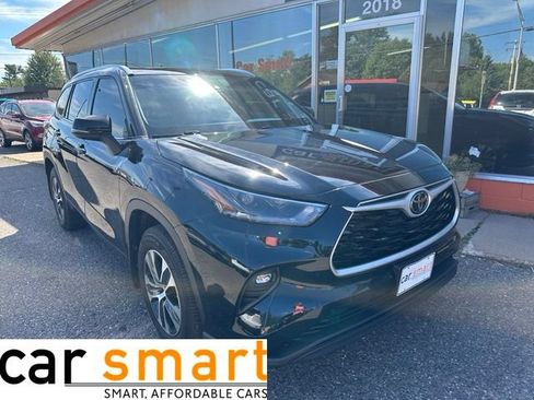 Used 2021 Toyota Highlander XLE AWD/4WD image 1