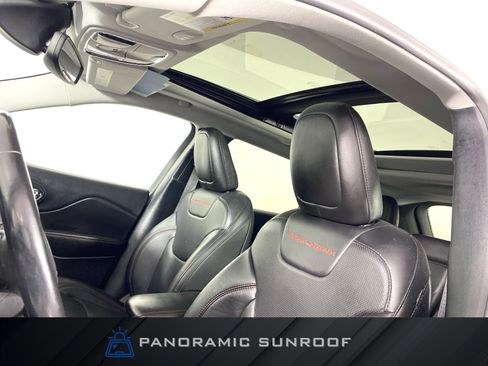 Used 2020 Jeep Cherokee Trailhawk image 2