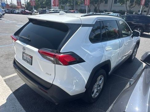 Used 2021 Toyota RAV4 XLE FWD image 5