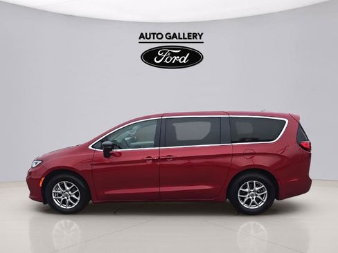 Used 2024 Chrysler Pacifica Touring-L FWD image 8