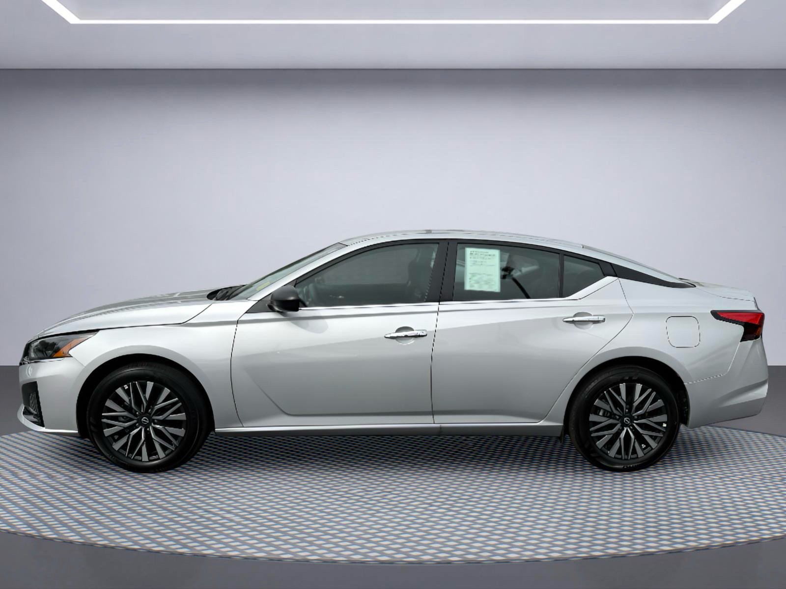 Used 2025 Nissan Altima 2.5 SV AWD/4WD image 3