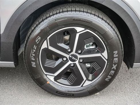 New 2025 Kia Niro EX image 11